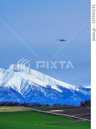 前富良野岳バックに着陸体制ヨシ 125543231