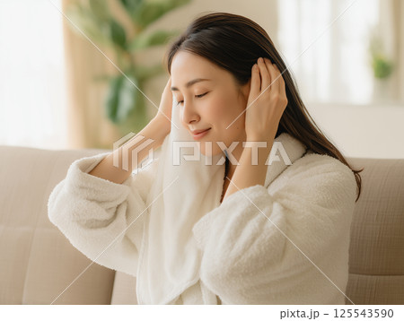 髪の毛をタオルで乾かす女性　タオルドライ 洗髪イメージ 125543590