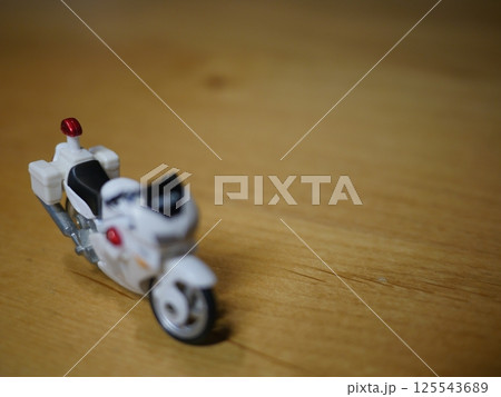 白バイ 警察 コピースペース バイク 取締 安全第一を心がけましょう。 交通安全啓発にぴったり 白バイ 警察 コピースペース バイク 取締 安全第一を心がけましょう。 交通安全啓発にぴったり 125543689