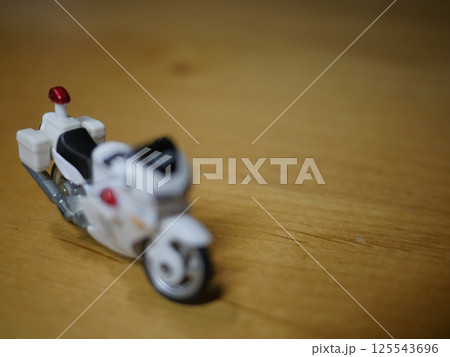 白バイ　警察　コピースペース　バイク　取締　安全第一を心がけましょう。　交通安全啓発にぴったり 125543696