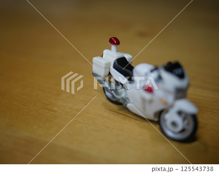 白バイ 警察 コピースペース バイク 取締 安全第一を心がけましょう。 交通安全啓発にぴったり 白バイ 警察 コピースペース バイク 取締 安全第一を心がけましょう。 交通安全啓発にぴったり 125543738
