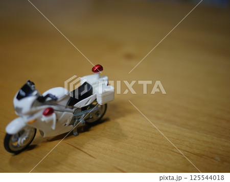 白バイ 警察 安全運転 安全啓発 コピースペース 交通安全を広めていきましょう 心構えが大切です。 白バイ 警察 安全運転 安全啓発 コピースペース 交通安全を広めていきましょう 心構えが大切です。 125544018
