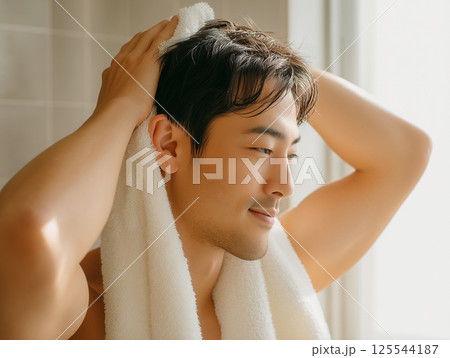 髪の毛をタオルドライする男性 髪の毛をタオルドライする男性 125544187