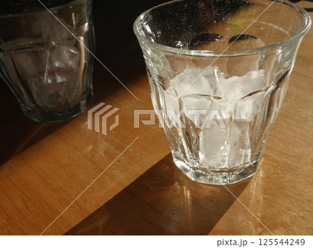 氷の入ったグラス　光と影と泡　気泡の芸術　影の移ろいを感じながら 125544249