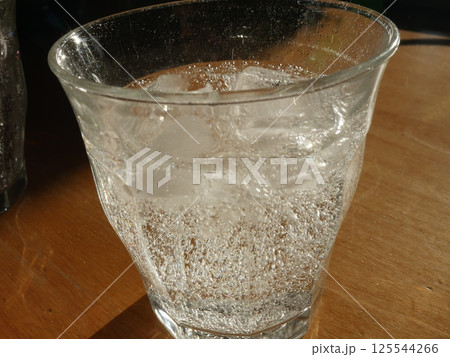 氷の入ったグラス 光と影と泡 気泡の芸術 影の移ろいを感じながら 氷の入ったグラス 光と影と泡 気泡の芸術 影の移ろいを感じながら 125544266