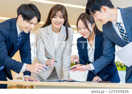 ミーティングする若いビジネスマン 撮影協力:学校法人電波学園 東京電子専門学校 ミーティングする若いビジネスマン 撮影協力:学校法人電波学園 東京電子専門学校 125544926