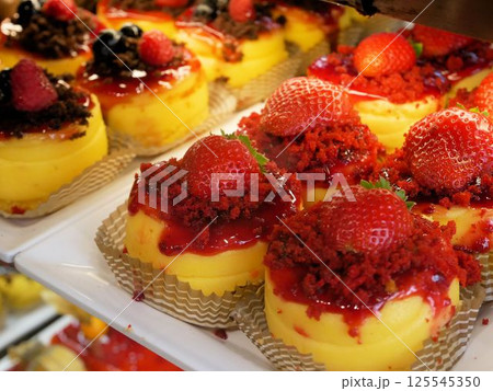 ポルトガルのスイーツ　苺のケーキ　（ポルト） 125545350