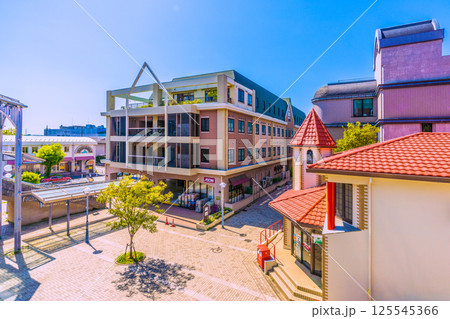 日本の横浜都市景観 横浜市営地下鉄 中川駅(東京都市大横浜キャンパス前)などを望む 125545366
