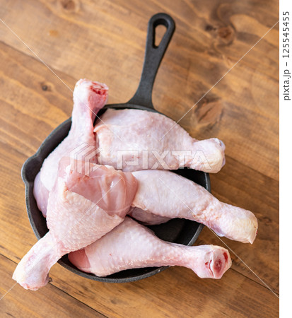 Raw chicken drumsticks 125545455