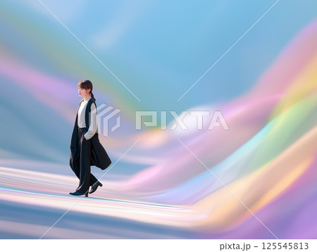 カラフルな景色をバックに前向きに進む女性 125545813