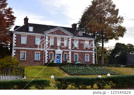 伊豆市　修善寺虹の郷のイギリス村観光施設と黄葉 125545829