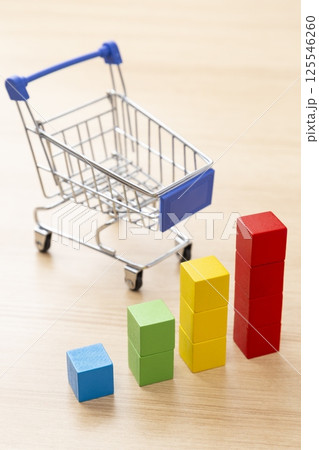 積み木のグラフとショッピングカート 125546260