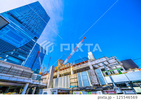 日本の東京都市景観 右に向いたクレーンや渋谷駅再開発、宮益坂下側の新・ハチ公改札などを望む…＝21日 125546569