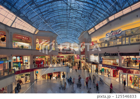 人の多いショッピングモール 125546833