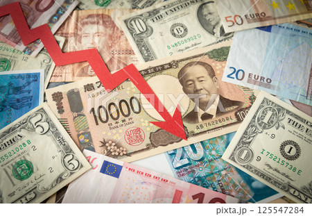 一万円札と右肩下がりの矢印 下降 紙幣 下向き 一万円札と右肩下がりの矢印 下降 紙幣 下向き 125547284