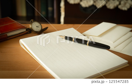 便箋・封筒とレトロな部屋　手紙　便箋　本棚　自筆　挨拶状　遺言書作成 125547285