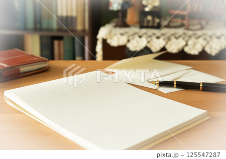 便箋・封筒とレトロな部屋 手紙 便箋 本棚 自筆 挨拶状 遺言書作成 便箋・封筒とレトロな部屋 手紙 便箋 本棚 自筆 挨拶状 遺言書作成 125547287