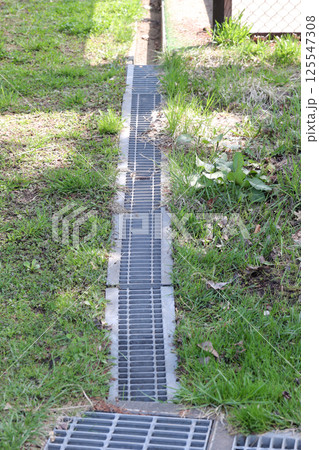 排水溝, 下水, 下水道, アスファルト, 雨水, 雨, コンクリート, 地面, 屋外, 道路, 道 125547308