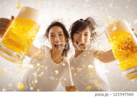 ビールジョッキを持って乾杯する女性 125547560