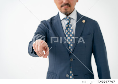 弁護士　指差し 125547797