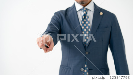 弁護士　指差し 125547798