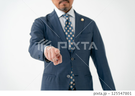 弁護士 指差し 弁護士 指差し 125547801