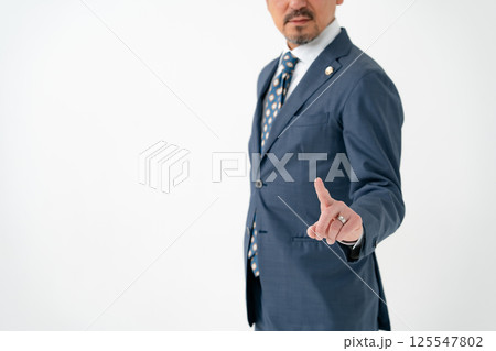 弁護士　指差し 125547802