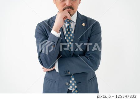 弁護士 悩む 手元 弁護士 悩む 手元 125547832