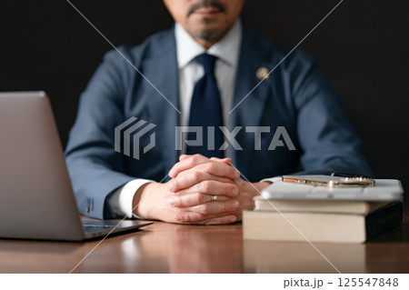 弁護士　手元 125547848