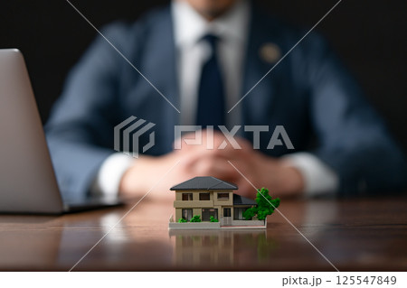 弁護士 住宅模型 手元 弁護士 住宅模型 手元 125547849