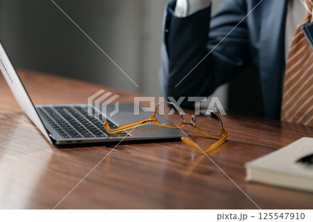 ビジネスマン　疲労　更年期障害　パーツ 125547910