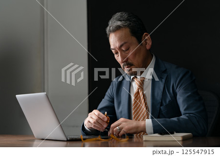ビジネスマン　疲労　更年期障害 125547915