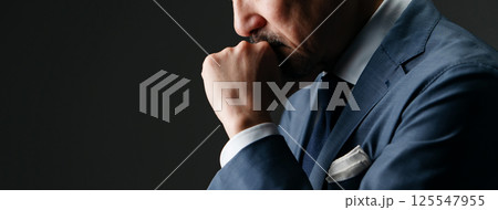 ビジネスマン　考える　横向き 125547955