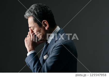 ビジネスマン　考える　横向き 125547958