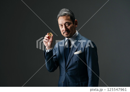 ビジネスマン　Bitcoin 125547961