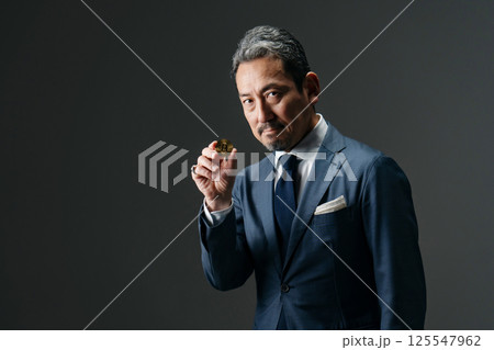 ビジネスマン Bitcoin ビジネスマン Bitcoin 125547962