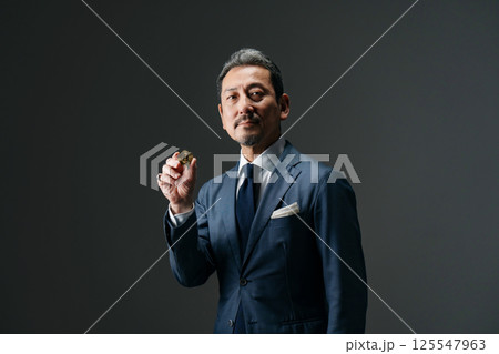 ビジネスマン　Bitcoin 125547963