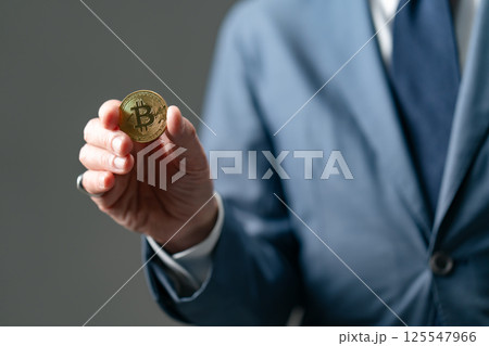 ビジネスマン　Bitcoin　手元 125547966