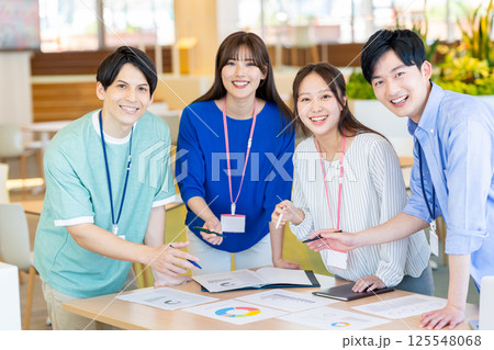 会議をする若いビジネスマン　撮影協力：学校法人電波学園　東京電子専門学校 125548068