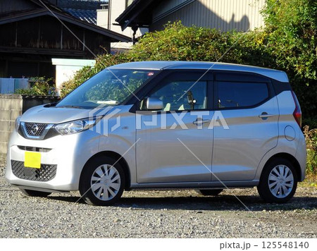 駐車場に停めた乗用車 (日産・ルークス 3代目） 125548140