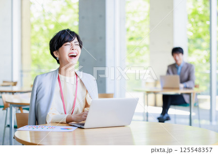 カフェでパソコン作業をするビジネスウーマン 125548357