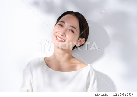 日差し　ビューティー　夏 125548507