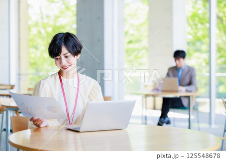 カフェで仕事をするビジネスウーマン 125548678