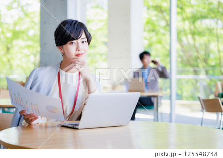 カフェで仕事をするビジネスウーマン カフェで仕事をするビジネスウーマン 125548738