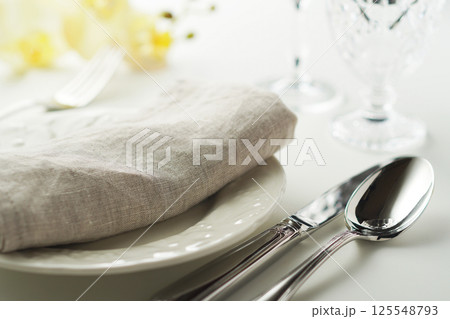 テーブルセッティング(シンプル・イメージ) 125548793