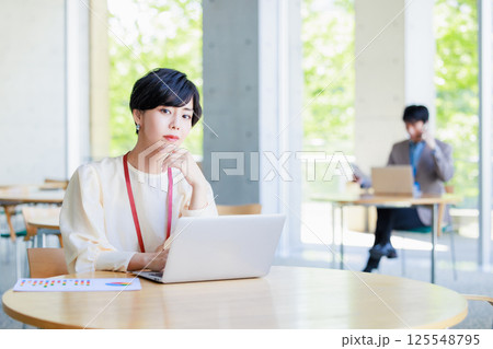 カフェで仕事をするビジネスウーマン 125548795