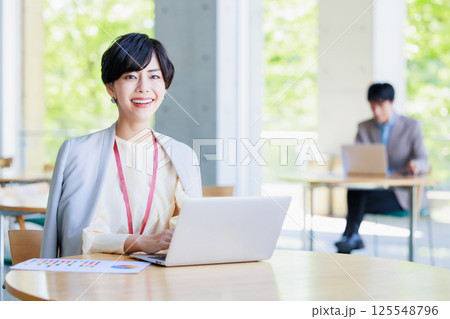 カフェで仕事をするビジネスウーマン カフェで仕事をするビジネスウーマン 125548796