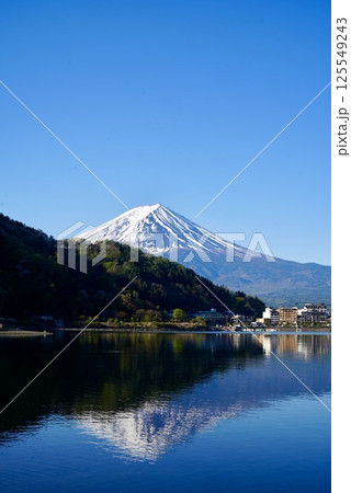 早朝の河口湖に映る逆さ富士 早朝の河口湖に映る逆さ富士 125549243