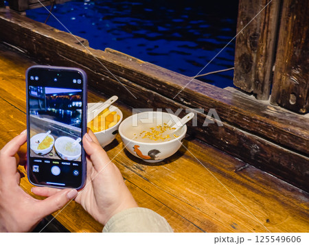 食べ物の写真を撮っている姿 食べ物の写真を撮っている姿 125549606