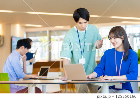 オフィスで働くビジネスマン 撮影協力:学校法人電波学園 東京電子専門学校 オフィスで働くビジネスマン 撮影協力:学校法人電波学園 東京電子専門学校 125550166